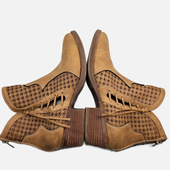 Very G Mata Vegab Suede Tan Tassle Back Zip Laser Cut Short Boots Womens size 9 - Picture 10 of 13